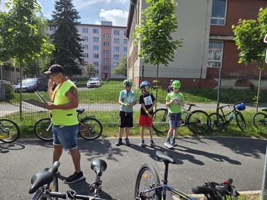 Žáci ze 4. a 5. třídy na dopravním hřišti Image