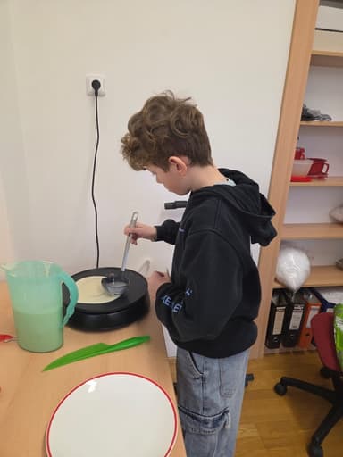 Pečení palačinek v hodině pracovních činností Image